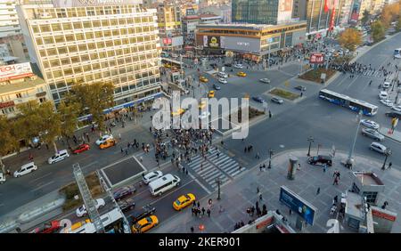 Ankara-Türkei, 10. November 2022: Luftpanorama des Kizilay Platzes | Kizilay Meydani, eines der wichtigsten Zentren und Knotenpunkte von Stockfoto