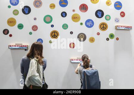 Sharm El Sheikh, Ägypten. 12.. November 2022. Die Teilnehmer fotografieren die sogenannte Klimauhr während der UN-Klimakonferenz 2022 COP27. Kredit: Gehad Haddy/dpa/Alamy Live Nachrichten Stockfoto