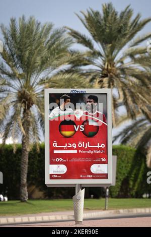 14. November 2022, Oman, Maskat: Auf einer Straße neben dem Stadion ist ein Werbedisplay zu sehen, das das Freundschaftsspiel zwischen der deutschen Fußballnationalmannschaft und der Nationalmannschaft von Oman anzeigt. Mit dem Freundschaftsspiel am 16.11.2022 will sich die Nationalmannschaft des Oman auf den Start der WM im Sultan Qabus Sports Center in Muscat vorbereiten. Foto: Christian Charisius/dpa - WICHTIGER HINWEIS: Gemäß den Anforderungen der DFL Deutsche Fußball Liga und des DFB Deutscher Fußball-Bund ist es untersagt, im Stadion und/oder der Matc aufgenommene Fotos zu verwenden oder zu verwenden Stockfoto