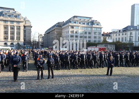 Die Abbildung zeigt Polizisten während einer Hommage an Thomas Monjoie, den 29-jährigen Polizisten, der am vergangenen Donnerstag von der Polizeiwache Bruno am Montag, dem 14. November 2022 in Brüssel erstochen und getötet wurde. Am 10.. November stoppte ein Mann eine Polizeistreife und stach zwei Beamte im Nordviertel durch. Ein Polizist starb, ein anderer wurde verletzt. BELGA FOTO NICOLAS MAETERLINCK Stockfoto