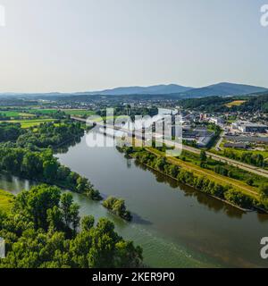 Das Donautal und die Isarmündung bei Deggendorf von oben Stockfoto