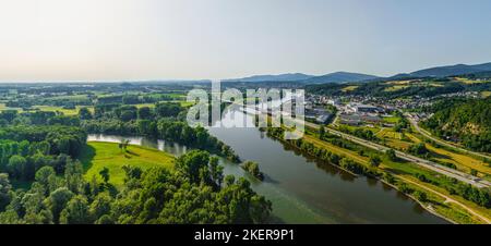 Das Donautal und die Isarmündung bei Deggendorf von oben Stockfoto