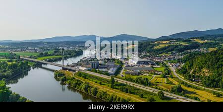 Das Donautal und die Isarmündung bei Deggendorf von oben Stockfoto