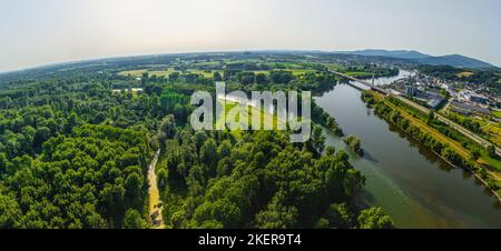 Das Donautal und die Isarmündung bei Deggendorf von oben Stockfoto