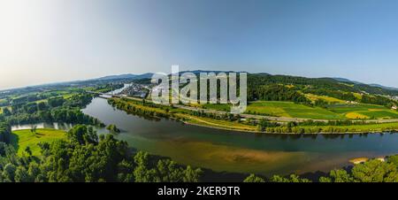 Das Donautal und die Isarmündung bei Deggendorf von oben Stockfoto