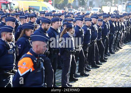 Die Abbildung zeigt Polizisten während einer Hommage an Thomas Monjoie, den 29-jährigen Polizisten, der am vergangenen Donnerstag von der Polizeiwache Bruno am Montag, dem 14. November 2022 in Brüssel erstochen und getötet wurde. Am 10.. November stoppte ein Mann eine Polizeistreife und stach zwei Beamte im Nordviertel durch. Ein Polizist starb, ein anderer wurde verletzt. BELGA FOTO NICOLAS MAETERLINCK Stockfoto