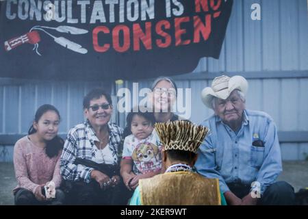 Sharm El Sheikh, Ägypten. 12.. November 2022. Ein Besucher steht während der UN-Klimakonferenz 2022 im Pavillon des Indigenen Volkes·COP27. Kredit: Gehad Haddy/dpa/Alamy Live Nachrichten Stockfoto