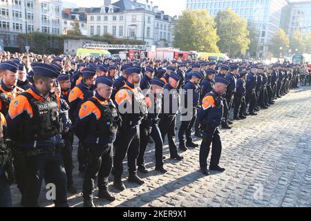 Die Abbildung zeigt Polizisten während einer Hommage an Thomas Monjoie, den 29-jährigen Polizisten, der am vergangenen Donnerstag von der Polizeiwache Bruno am Montag, dem 14. November 2022 in Brüssel erstochen und getötet wurde. Am 10.. November stoppte ein Mann eine Polizeistreife und stach zwei Beamte im Nordviertel durch. Ein Polizist starb, ein anderer wurde verletzt. BELGA FOTO NICOLAS MAETERLINCK Stockfoto