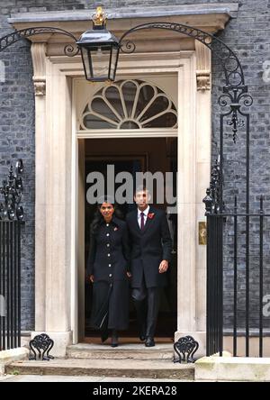 London, Großbritannien. 13.. November 2022. Premierminister Rishi Sunak und Frau Akshata Murthy verlassen am Sonntag, den 13. November 2022, die Downing Street Nr. 10 vor dem Gedenktag im Cenotaph. Kredit: Paul Marriott/Alamy Live Nachrichten Stockfoto