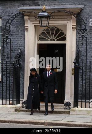 London, Großbritannien. 13.. November 2022. Premierminister Rishi Sunak und seine Frau verlassen die Downing Street Nr. 10. Politiker und Würdenträger in der Downing Street, vor dem Gedenktag am 13. November 2022 im Cenotaph. Kredit: Paul Marriott/Alamy Live Nachrichten Stockfoto