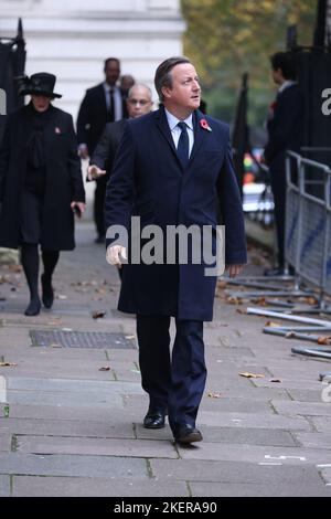 London, Großbritannien. 13.. November 2022. Der ehemalige Premierminister David Cameron blickt vor dem Gedenktag am Sonntag, dem 13. November 2022, auf Nummer 10 Downing Street im Cenotaph. Kredit: Paul Marriott/Alamy Live Nachrichten Stockfoto