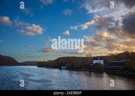 Das Anwesen am Flussufer überblickt die ruhigen Gewässer des Delaware River, fotografiert vom Ufer von New Hope, PA, während eines Herbsttages in der Dämmerung. Stockfoto