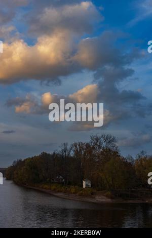 Das Anwesen am Flussufer überblickt die ruhigen Gewässer des Delaware River, fotografiert vom Ufer von New Hope, PA, während eines Herbsttages in der Dämmerung. Stockfoto