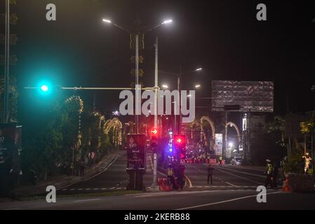 Badung, Bali, Indonesien. 13.. November 2022. Der Fahrzeugverkehr im Gebiet Nusa Dua ist während der Delegationsmobilität des Bali-Gipfels G20 gesperrt. Indonesien veranstaltete am 15. November 16 in Nusa Dua, Bali, die Gruppe von G20 2022 Staats- und Regierungschefs, die 17. Teilnehmer des Gipfeltreffens waren. (Bild: © Dicky Bisinglasi/ZUMA Press Wire) Stockfoto