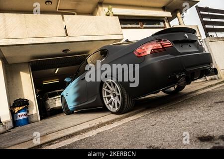 Mailand, Italien 13. November 2022: BMW 3-Serie getunten Luxus-Auto zu Hause geparkt Stockfoto