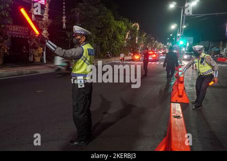 Badung, Bali, Indonesien. 13.. November 2022. Mitglieder der indonesischen Polizei stehen Wache, um die Delegationsmobilität des Bali-Gipfels G20 in Nusa Dua zu sichern. Indonesien veranstaltete am 15. November 16 in Nusa Dua, Bali, die Gruppe von G20 2022 Staats- und Regierungschefs, die 17. Teilnehmer des Gipfeltreffens waren. (Bild: © Dicky Bisinglasi/ZUMA Press Wire) Stockfoto