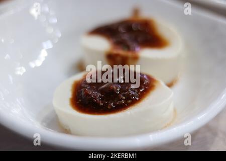 Klassischer koreanischer Tofu mit Sojasauce und Chili auf schlichtem weißen Gericht Stockfoto