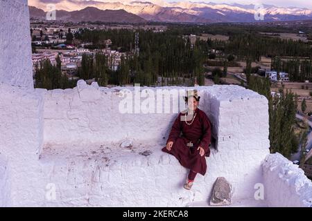 Älterer Mann in traditioneller Ladakhi-Kleidung, Kloster Spituk (Gompa), Bezirk Leh, Ladakh, Indien Stockfoto