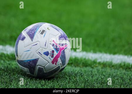 Mailand, Italien. 13.. November 2022. Orbita Puma Offizieller Matchball der Serie A während des Fußballspiels der Serie A 2022/23 zwischen AC Mailand und ACF Fiorentina im Giuseppe-Meazza-Stadion, Mailand, Italien am 13. November 2022 - Foto FCI/Fabrizio Carabelli/SOPA-Bilderin Aktion während des Fußballspiels der Serie A 2022/23 zwischen Mailand und Fiorentina im San Siro-Stadion. Endergebnis; Mailand 2:1 Fiorentina. Kredit: SOPA Images Limited/Alamy Live Nachrichten Stockfoto