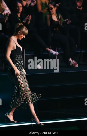 Düsseldorf, Deutschland. 13.. November 2022. Taylor Swift freut sich über die Auszeichnung bei den MTV Europe Music Awards im PSD Bank Dome. Quelle: Rolf Vennenbernd/dpa/Alamy Live News Stockfoto