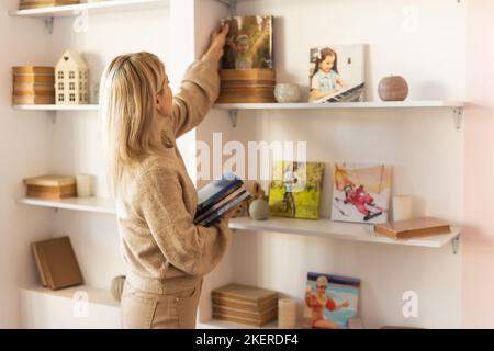 Glückliche junge Frau mit Fotoalbum. Fotobuch. Stockfoto