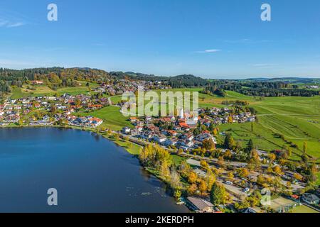 Herbstlicher Blick auf die Region um den Hopfensee im östlichen Allgäu von oben Stockfoto