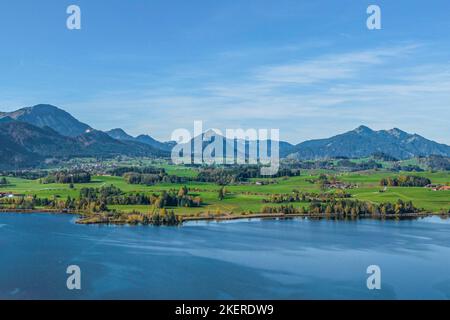 Herbstlicher Blick auf die Region um den Hopfensee im östlichen Allgäu von oben Stockfoto