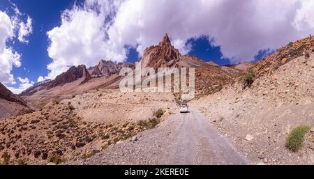 Bergstraße, die sich durch trockenes Höhenland schlängelt, abgelegene Route nach Photoksar, Ladakh, Indien Stockfoto