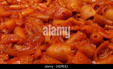 Tteokbokki oder würzige Reiskuchen - südkoreanische Gerichte in Chili-Tomatensoße Stockfoto