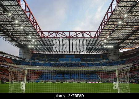 Mailand, Italien. 13.. November 2022. Blick auf das San Siro Stadion vor dem Fußballspiel Serie A 2022/23 zwischen Mailand und Fiorentina. Endergebnis; Mailand 2:1 Fiorentina. (Foto: Fabrizio Carabelli/SOPA Images/Sipa USA) Quelle: SIPA USA/Alamy Live News Stockfoto