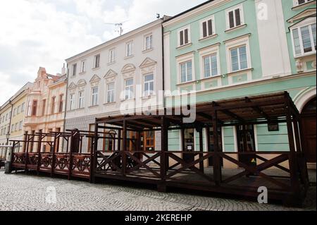 Mikulov, Tschechische Republik - 07. März 2022: Holzterrasse auf dem Hauptplatz in Mikulov in der Tschechischen Republik. Stockfoto