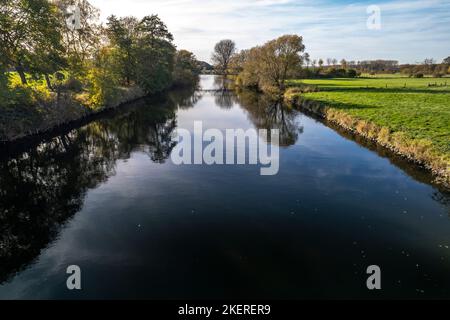 Die Ruhr zwischen Fröndenberg und Iserlohn, Nordrhein-Westfalen, Deutschland | das Ruhrtal zwischen Froendenberg und Iserlohn, Nordrheinisch- Stockfoto