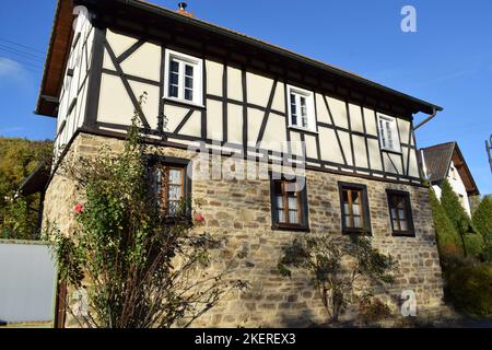 Steinsockel und Fachwerk im ersten Stock Stockfoto