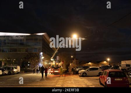 6. november 2022. Cangas, pontevedra, spanien. Vor dem Rathaus installieren die Arbeiter die Weihnachtsbeleuchtung. Stockfoto