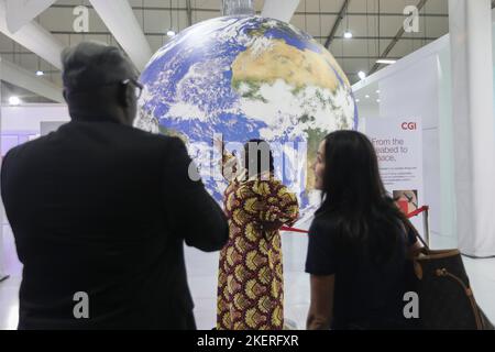 Sharm El Sheikh, Ägypten. 12.. November 2022. Die Teilnehmer fotografieren mit einer Globe-Installation während der UN-Klimakonferenz 2022 COP27. Kredit: Gehad Haddy/dpa/Alamy Live Nachrichten Stockfoto