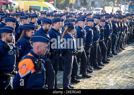 Die Abbildung zeigt Polizisten während einer Hommage an Thomas Monjoie, den 29-jährigen Polizisten, der am vergangenen Donnerstag von der Polizeiwache Bruno am Montag, dem 14. November 2022 in Brüssel erstochen und getötet wurde. Am 10.. November stoppte ein Mann eine Polizeistreife und stach zwei Beamte im Nordviertel durch. Ein Polizist starb, ein anderer wurde verletzt. BELGA FOTO NICOLAS MAETERLINCK Stockfoto