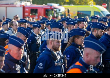 Die Abbildung zeigt Polizisten während einer Hommage an Thomas Monjoie, den 29-jährigen Polizisten, der am vergangenen Donnerstag von der Polizeiwache Bruno am Montag, dem 14. November 2022 in Brüssel erstochen und getötet wurde. Am 10.. November stoppte ein Mann eine Polizeistreife und stach zwei Beamte im Nordviertel durch. Ein Polizist starb, ein anderer wurde verletzt. BELGA FOTO NICOLAS MAETERLINCK Stockfoto