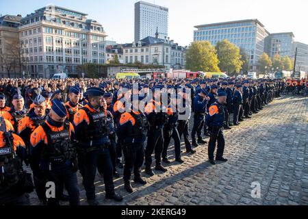 Die Abbildung zeigt Polizisten während einer Hommage an Thomas Monjoie, den 29-jährigen Polizisten, der am vergangenen Donnerstag von der Polizeiwache Bruno am Montag, dem 14. November 2022 in Brüssel erstochen und getötet wurde. Am 10.. November stoppte ein Mann eine Polizeistreife und stach zwei Beamte im Nordviertel durch. Ein Polizist starb, ein anderer wurde verletzt. BELGA FOTO NICOLAS MAETERLINCK Stockfoto