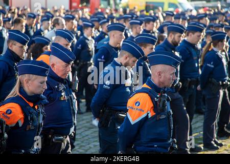 Die Abbildung zeigt Polizisten während einer Hommage an Thomas Monjoie, den 29-jährigen Polizisten, der am vergangenen Donnerstag von der Polizeiwache Bruno am Montag, dem 14. November 2022 in Brüssel erstochen und getötet wurde. Am 10.. November stoppte ein Mann eine Polizeistreife und stach zwei Beamte im Nordviertel durch. Ein Polizist starb, ein anderer wurde verletzt. BELGA FOTO NICOLAS MAETERLINCK Stockfoto