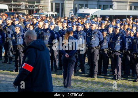 Die Abbildung zeigt Polizisten während einer Hommage an Thomas Monjoie, den 29-jährigen Polizisten, der am vergangenen Donnerstag von der Polizeiwache Bruno am Montag, dem 14. November 2022 in Brüssel erstochen und getötet wurde. Am 10.. November stoppte ein Mann eine Polizeistreife und stach zwei Beamte im Nordviertel durch. Ein Polizist starb, ein anderer wurde verletzt. BELGA FOTO NICOLAS MAETERLINCK Stockfoto