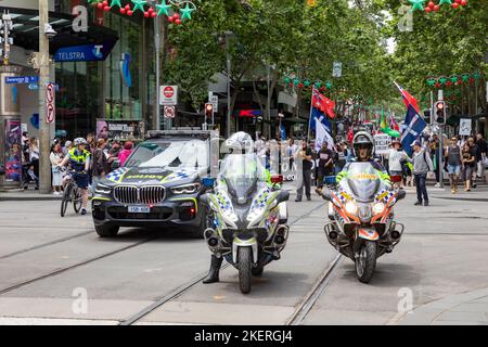 Melbourne City Centre Australia 13.. November 2022 Protestierende marschieren in Begleitung viktorianischer Polizisten durch die Stadt Stockfoto