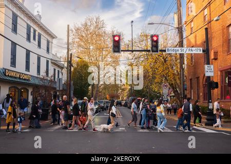 New Hope, PA, USA - 5. Nov 2022: Fußgänger überqueren die Main Street in New Hope, einer beliebten Reisedestination, wo man viele Geschäfte und Restaurants finden kann Stockfoto