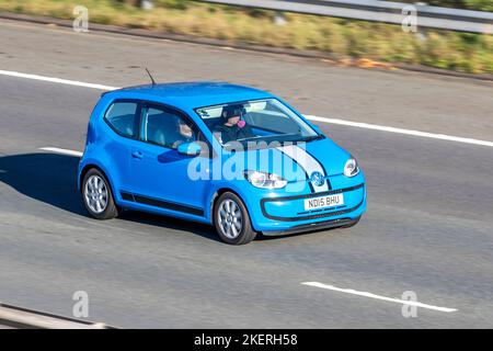 2015 Blau gestreifter VW Volkswagen UP MOVE 999cc Benzin 5-Gang-Schaltgetriebe auf der Autobahn M6 Großbritannien Stockfoto