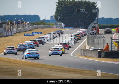 Snetterton 2022 Kwik Fit British Touring Car Championship, BTCC-Startraster von hinten Stockfoto