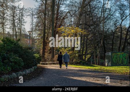 Im November wandern im Uferpark Abackarna entlang des Motala-Flusses in Norrkoping, Schweden, nicht erkennbare Menschen Stockfoto