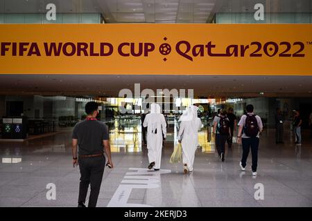 Doha, Katar. 14.. November 2022. Die Menschen laufen durch das WM-Medienzentrum in Doha. Am 20.11.2022 beginnt die WM 2022 mit dem Eröffnungsspiel. Quelle: Federico Gambarini/dpa/Alamy Live News Stockfoto