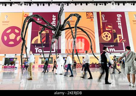 Doha, Katar. 14.. November 2022. Die Menschen laufen durch das WM-Medienzentrum in Doha. Am 20.11.2022 beginnt die WM 2022 mit dem Eröffnungsspiel. Quelle: Federico Gambarini/dpa/Alamy Live News Stockfoto