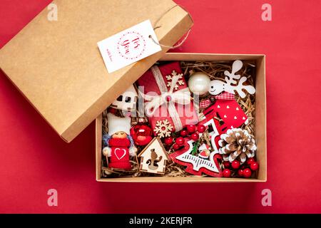 Handgemachtes Pflegepaket, saisonale Geschenkbox mit Spielzeug, Weihnachtsdekor auf dem Tisch Personalisierter umweltfreundlicher Korb für Familie, Freunde, Mädchen für Danksage, C Stockfoto
