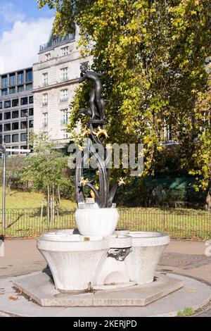 Diana-Brunnen - eine Statue von Diana (auch Diana der Baumkronen) von Estcourt J Clack - Göttin der Jagd - am Eingang zum Green Park, London Stockfoto