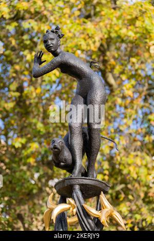 Diana-Brunnen - eine Statue von Diana (auch Diana der Baumkronen) von Estcourt J Clack - Göttin der Jagd - am Eingang zum Green Park, London Stockfoto